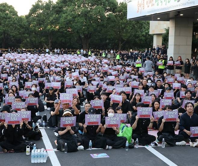 제주에서… 서울 서초구 한 초등학교 교사의 49재 추모일인 4일 제주에서 ‘공교육의 멈춤의 날’ 행사에 참석한 교사들이 손팻말을 들고 구호를 외치고 있다. 연합뉴스