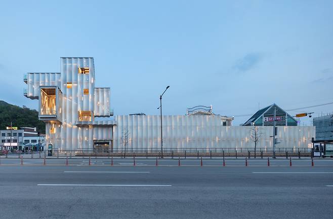 Thousand Plateaus in Chuncheon, Gangwon Province, designed by architect Cheon Jang-hwan (Shin Kyung-sub)