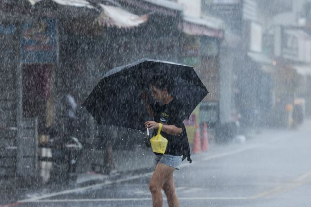 대만 동부 일란 쑤아오항에서 지난 3일 한 여성이 제11호 태풍 ‘하이쿠이’에 의한 강우를 우산으로 막으며 이동하고 있다. AFP연합뉴스