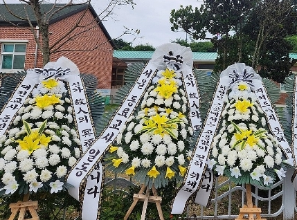 군산 한 초등학교 앞에 놓인 근조화환/사진=연합뉴스