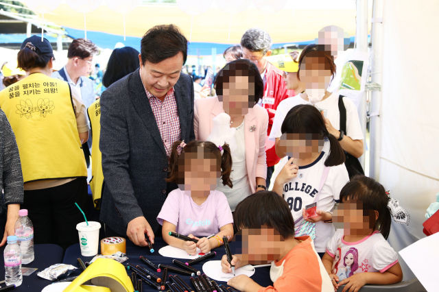 김성제 의왕시장이 '행복의왕 가족축제'에서 아이들과 체험을 함께 하고 있다./사진제공=의왕시