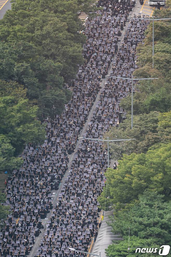 (서울=뉴스1) 김도우 기자 = 사망한 서이초 교사의 49재이자 '공교육 멈춤의 날'인 4일 오후 서울 영등포구 국회대로에서 서이초 사망 교사 추모 집회가 열리고 있다. 2023.9.4/뉴스1  Copyright (C) 뉴스1. All rights reserved. 무단 전재 및 재배포 금지.