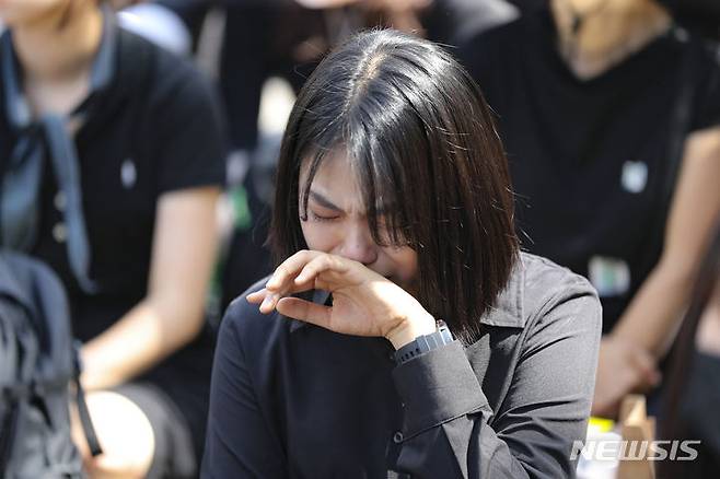 [서울=뉴시스] 김근수 기자 = 2일 오후 서울 영등포구 국회대로 앞에서 열린 50만 교원 총궐기 추모 집회에서 지난 7월 숨진 서이초 교사 대학·대학원 동기 동료가 추모 영상 도중 눈물을 흘리고 있다. 2023.09.02. ks@newsis.com