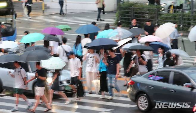 [서울=뉴시스] 권창회 기자 = 월요일인 4일은 오전까지 수도권 등 중부지방에 가끔 비가 오는 곳이 있겠다. 오후부터 밤 사이 내륙을 중심으로 소나기가 오겠다. 사진은 지난달 29일 오후 서울 서초구 강남역 인근에서 시민들이 우산을 쓰고 퇴근하고 있는 모습. 2023.08.29. kch0523@newsis.com