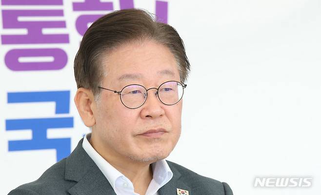 [서울=뉴시스] 전진환 기자 = 무기한 단식중인 이재명 더불어민주당 대표가 3일 오전 서울 여의도 국회 본관 앞에서 열린 런던협약·의정서 88개 당사국에 친서 발송 기자회견을 마치고 자리에 앉아 있다. 2023.09.03. amin2@newsis.com