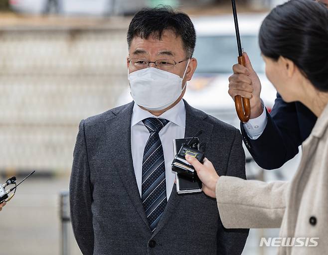 [서울=뉴시스] 추상철 기자 = 4일 법조계에 따르면 검찰은 최근 김씨의 범죄수익은닉법 위반 혐의 등 사건을 심리 중인 서울중앙지법 형사1단독(부장판사 김상일)에 김씨의 추가 구속영장을 발부해달라는 취지의 의견서를 제출했다. 사진은 김씨. (공동취재사진) 2022.11.28. photo@newsis.com