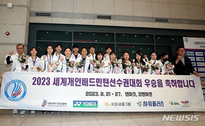 [인천공항=뉴시스] 조성봉 기자 = 2023 세계배드민턴연맹(BWF) 세계개인선수권대회 여자 단식에서 우승한 안세영 선수를 비롯한 한국 배드민턴 대표팀 선수들이 29일 오전 인천국제공항 1여객터미널을 통해 귀국해 기념촬영을 하고 있다. 우리 대표팀은 덴마크에서 열린 이번 대회에서 안세영이 최초로 여자 단식에서 금메달을 따낸 것을 비롯해 5개 종목 가운데 금메달 3개를 획득했다. 2023.08.29. suncho21@newsis.com