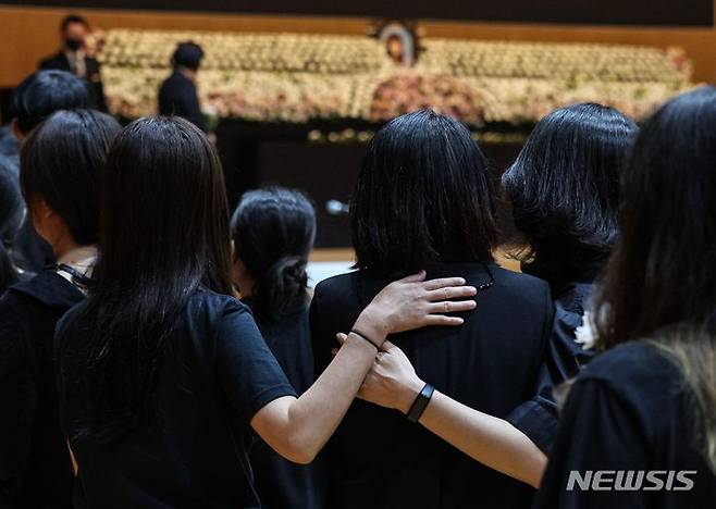 [서울=뉴시스] 김금보 기자 = 4일 오후 서울 서초구 서이초등학교에서 서이초 사망 교사 49재 추모제가 열린 가운데 동료 교사들이 서로를 위로하고 있다. (공동취재사진) 2023.09.04. photo@newsis.com