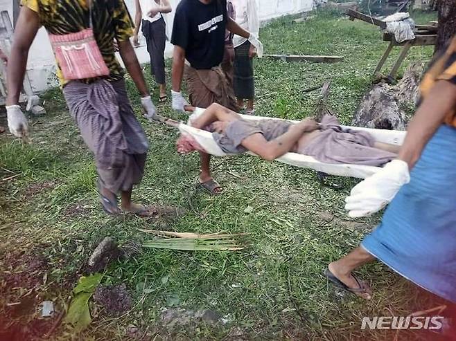 [낭콘=AP/뉴시스] 6월27일 미얀마 사가잉주 낭콘 마을 주민들이 군부의 폭격으로 숨진 한 남성의 시신을 운반하고 있다. 미얀마 군부가 이 마을에 폭격을 가해 최소 10명의 민간인이 숨지고 8명이 부상한 것으로 알려졌다. 2023.06.30.