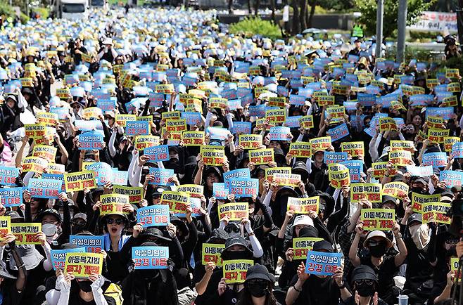 지난 2일 서울 여의도 국회 의사당 앞에서 열린 열린 서이초 교사 추모 및 입법촉구 7차 교사 집회에서 참석자들이 악성민원인 강경 대응을 촉구하고 있다. 뉴스1