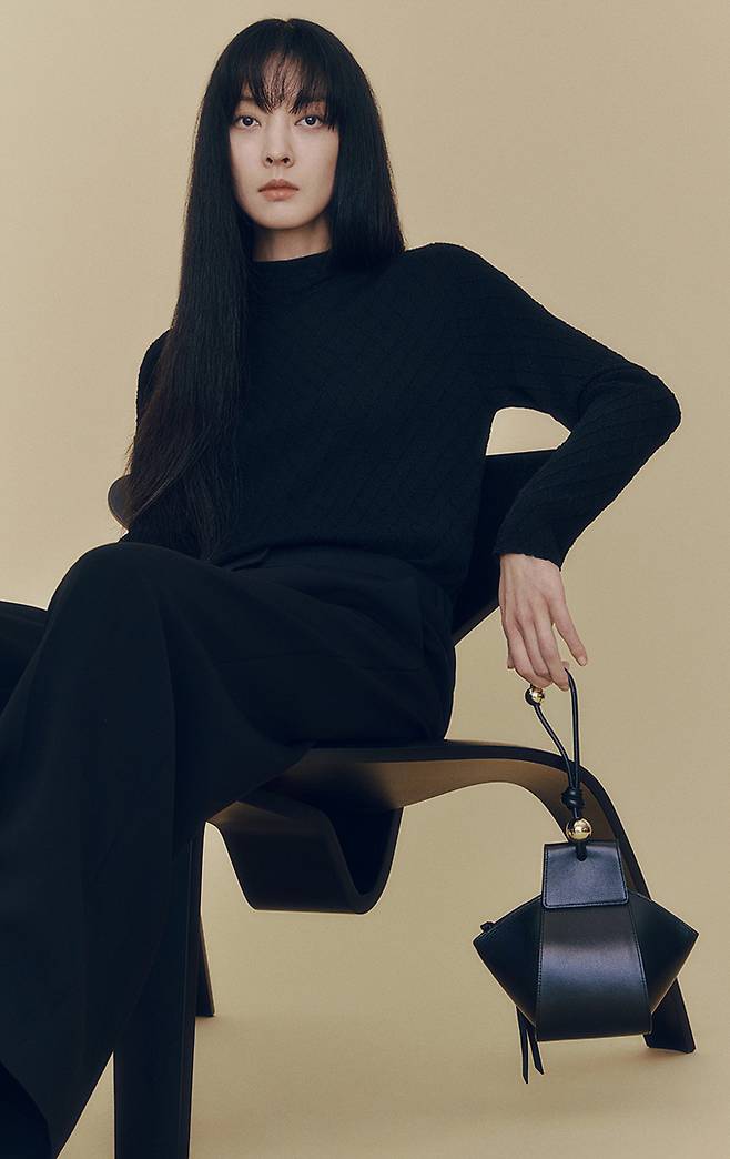 블랙 컬러의 상·하의에 심플한 블랙백으로 포인트를 준 르베이지. 삼성물산 제공