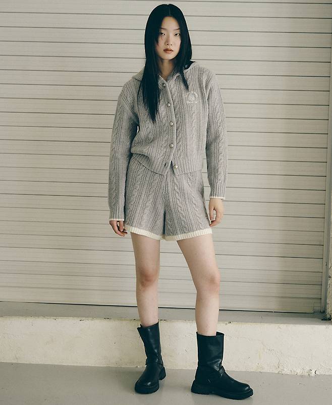 상·하의 같은 니트 소재로 포근하고 캐주얼한 느낌을 주는 지컷의 ‘셋업 패션’. 신세계인터내셔날(SI) 제공