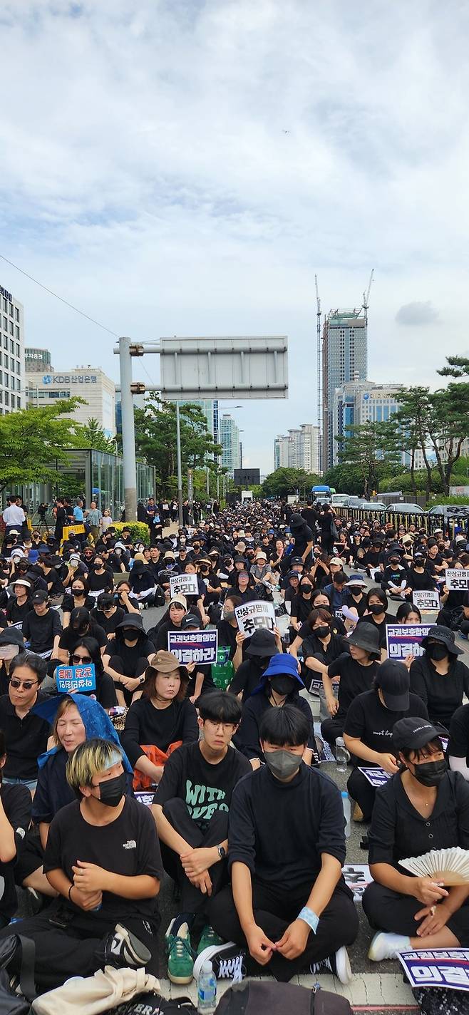 서울 영등포구 국회 앞 도로가 주최 측 추산 5만여명의 교사와 시민들로 가득 찼다. 김나현 기자