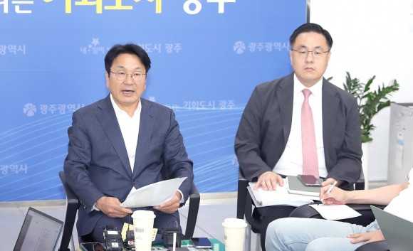 강기정 광주시장(왼쪽)이 4일 기자간담회에서 “철 지난 이념논란을 종식하고 경제 대응에 나서야 한다”고 밝히고 있다. 광주광역시 제공.