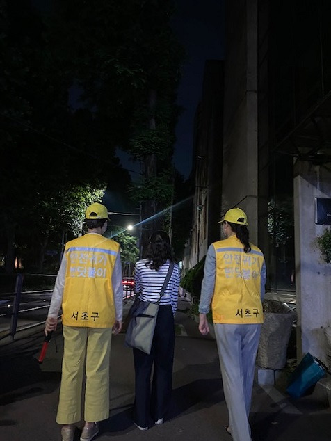 여성안심귀가 반딧불이(안심귀가 스카우트) 대원들이 주민의 귀가를 돕고 있다. 사진 제공=서초구청