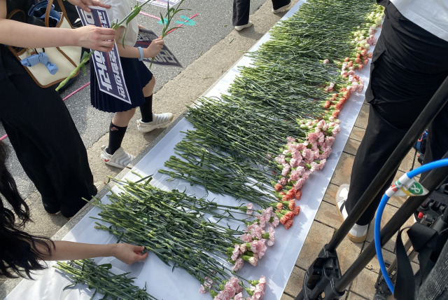 4일 국회의사당 앞에서 열린 집회 사전 행사에서 애도의 의미로 카네이션 헌화 행사가 진행되고 있다.장형임기자