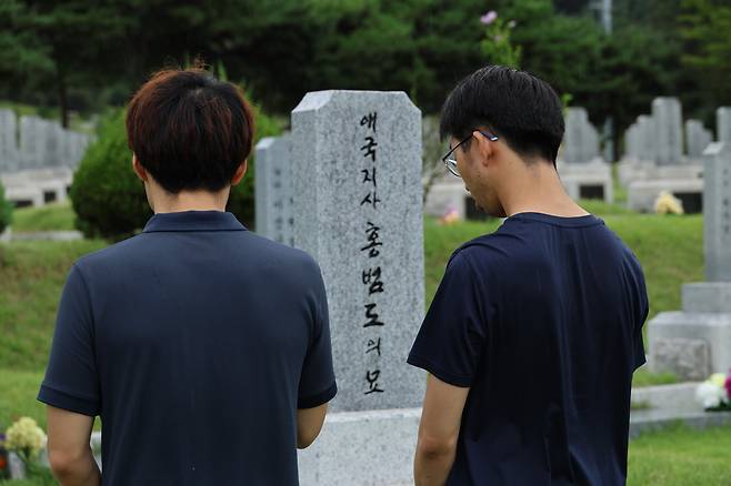 대전 유성구 국립대전현충원에 있는 홍범도 장군의 묘역을 찾은 시민들. ⓒ연합뉴스