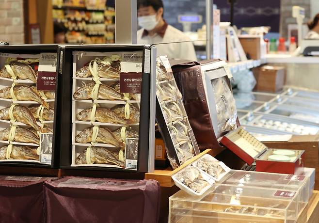 오염수 방류 영향에도 불구하고 추석 연휴를 앞두고 판매되는 수산물 선물세트의 매출이 호조세를 보이고 있다. ⓒ 연합뉴스