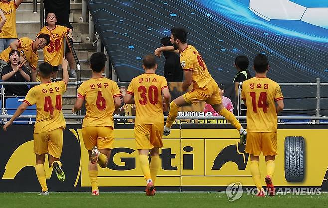 환호하는 베카 (울산=연합뉴스) 김용태 기자 = 3일 울산 문수축구경기장에서 열린 프로축구 하나원큐 K리그1 울산 현대와 광주FC의 경기에서 광주 베카가 골을 넣고 환호하고 있다. 2023.9.3 yongtae@yna.co.kr