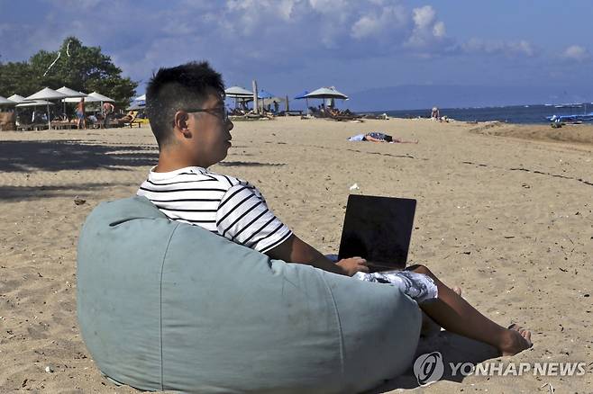 발리 해변에서 노트북으로 작업하는 중국인 [AP 연합뉴스 자료사진. 재판매 및 DB 금지]