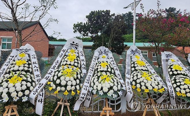 군산 한 초등학교 앞에 놓인 근조화환 (군산=연합뉴스) 2일 전북 군산시 한 초등학교 앞에 근조화환이 놓여 있다.
    이 학교에 재직 중이던 A 교사는 전날 동백대교 아래 해상에서 숨진 채 발견됐으며 해경은 그가 극단적 선택을 한 것으로 추정했다. 2023.9.2 [전북교사노조 제공. 재판매 및 DB 금지] doo@yna.co.kr