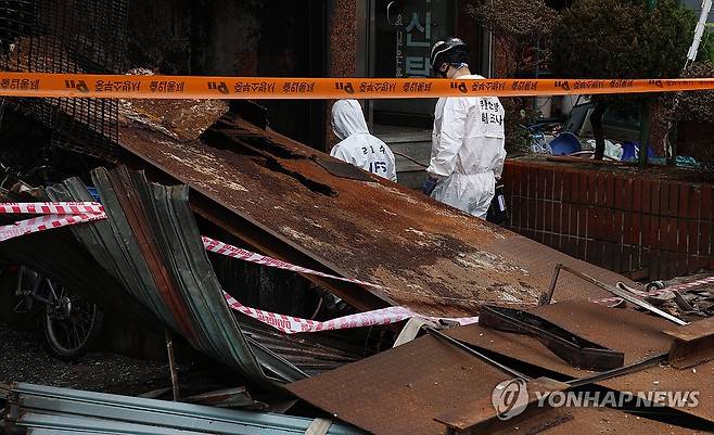 부산 목욕탕 화재 1차 합동 감식 (부산=연합뉴스) 차근호 기자 = 2일 오전 부산 동구 목욕탕 화재 현장에서 소방과 경찰, 국립과학수사연구소 등이 합동 감식을 위한 사전 현황 파악 조사를 하고 있다. 2023.9.2 ready@yna.co.kr