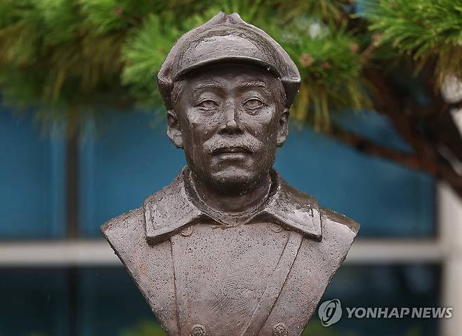 대통령실, 홍범도 관련 "前대통령이 지나치게 나서는 게 문제" 서울 용산구 국방부 청사 앞에 설치된 고 홍범도 장군 흉상 모습. [연합뉴스 자료사진]