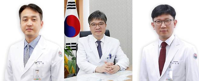 전남대병원, 유럽심장학회 '가장 혁신적인 임상연구' 채택  왼쪽부터 김민철 교수, 안영근 병원장, 정인석 교수.
[전남대병원 제공. 재판매 및 DB 금지]