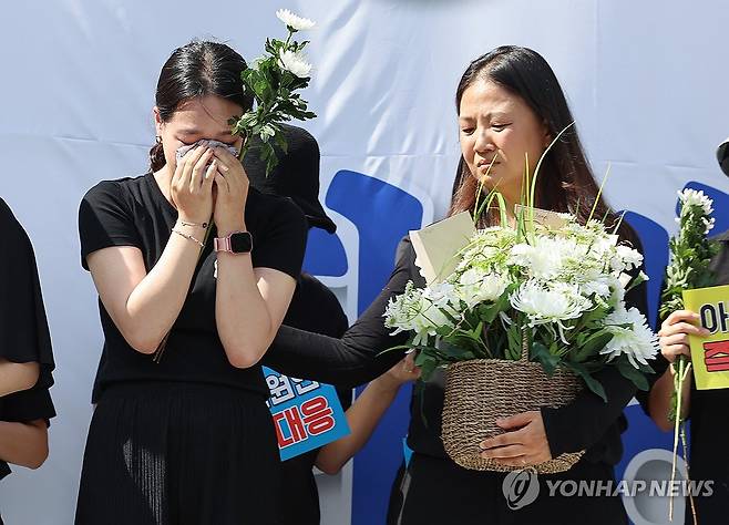 눈시울 붉히는 교사들 (서울=연합뉴스) 서대연 기자 = 2일 오후 서울 영등포구 국회대로에서 열린 '50만 교원 총궐기 추모 집회'에서 지난 7월 숨진 서이초 교사의 대학원 동기들이 눈물을 흘리고 있다. 2023.9.2 dwise@yna.co.kr