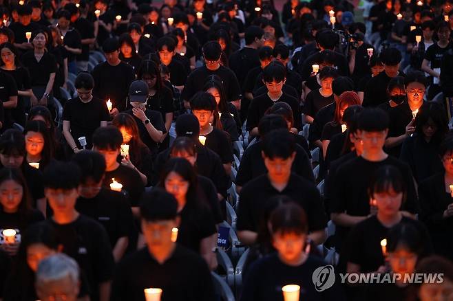 선배를 추모하는 후배들 (서울=연합뉴스) 김도훈 기자 = 서울 서이초등학교 교사의 49재 추모일인 4일 오후 서울 서초구 서울교육대학교에서 열린 촛불문화제에서 참가자들이 묵념하고 있다. 2023.9.4 superdoo82@yna.co.kr