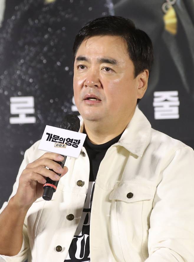 정태원 감독이 5일 서울 CGV 용산아이파크몰에서 열린 영화 ‘가문의 영광: 리턴즈’ 제작보고회에서 인사를 하고 있다. (사진=뉴스1)