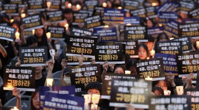 공교육 멈춤의 날인 4일 오후 서울 서초구 서울교육대학교 운동장에서 열린 서이초 교사 49재 추모 촛불집회에서 참석자들이 손피켓을 들고 구호를 외치고 있는 모습. (사진=뉴스1)