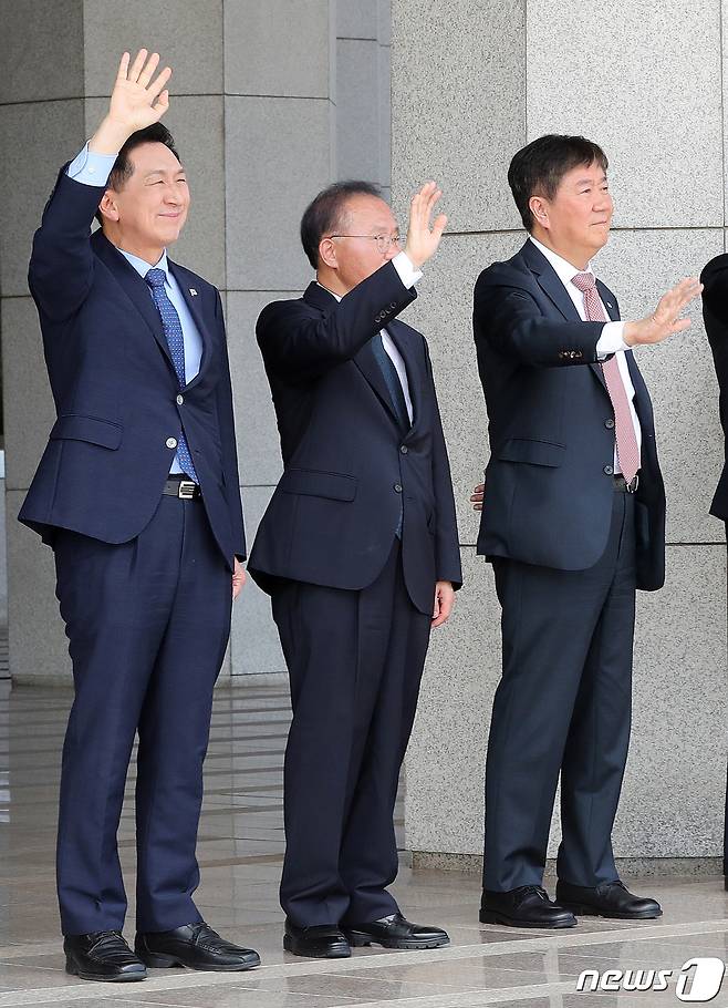 김기현 국민의힘 대표(왼쪽부터), 윤재옥 국민의힘 원내대표, 김대기 대통령실 비서실장이 5일 경기도 성남시 서울공항에서 아세안(ASEAN·동남아시아국가연합) 관련 정상회의와 주요 20개국(G20) 정상회의 참석차 출국하는 윤석열 대통령이 탑승한 1호기를 바라보며 손을 흔들어 인사하고 있다. 2023.9.5./뉴스1 ⓒ News1 박세연 기자