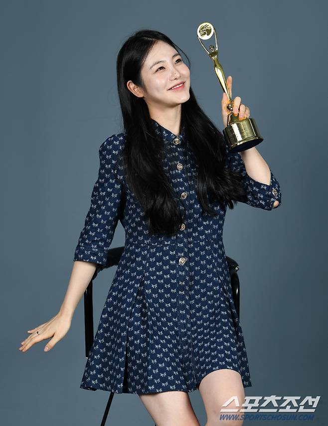 제2회 청룡시리즈어워즈(Bluedragon Series Awards, BSA)에서 신인상을 수상한 배우 신예은이 본지와 인터뷰에 앞서 포즈를 취하고 있다. 박재만 기자pjm@sportschosun.com/2023.08.21/