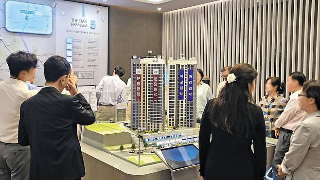 지난 2일 서울 은평구에 분양 중인 ‘은평자이 더 스타’ 견본주택에 방문객들이 모여 아파트 모형을 둘러보고 있다. 이 단지는 지난해 6월 분양한 이후 현재 일부 잔여 가구를 공급 중인데, 수도권 아파트의 분양가와 청약경쟁률이 치솟으면서 견본주택을 찾는 방문객이 크게 늘었다. /GS건설