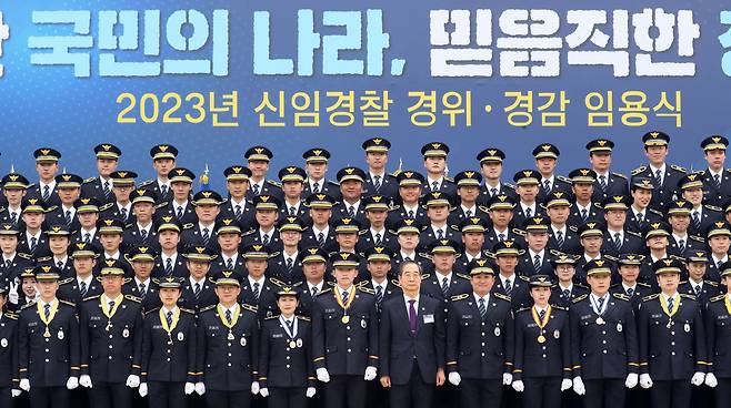 지난 3월 16일 오후 충남 아산시 신창면 경찰대학교에서 열린 2023년 신임경찰 경위·경감 임용식에서 한덕수 국무총리와 임용자들이 기념촬영을 하고 있다./뉴스1