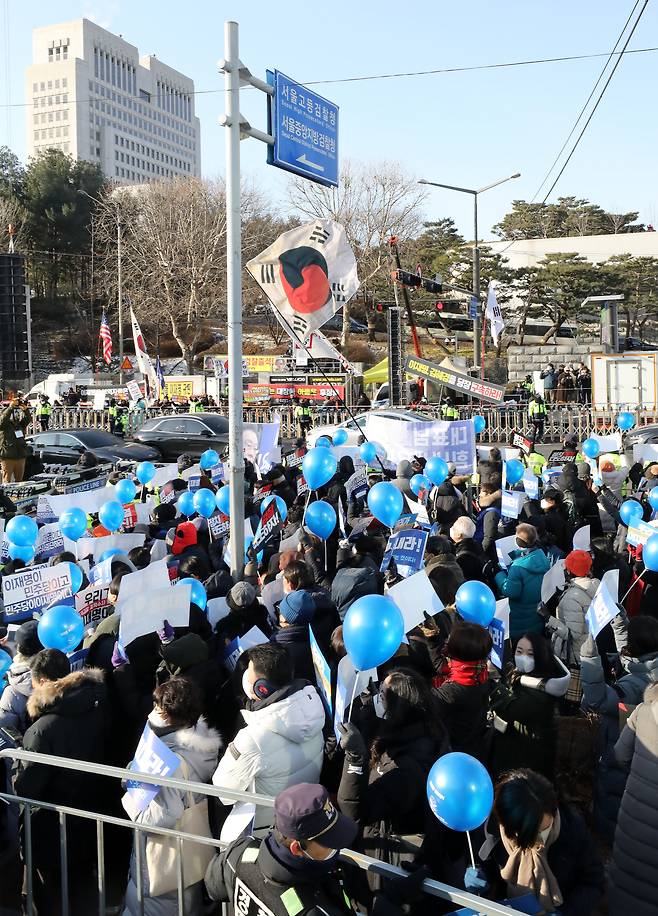더불어민주당 이재명 대표가 대장동 사건으로 검찰에서 피의자로 소환돼 조사를 받던 지난 1월 28일 오전 서울 서초구 서울중앙지검 앞에서 이 대표 지지자들과 보수단체 회원들이 맞불 집회를 하는 모습./뉴스1
