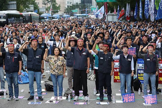 전국민주노동조합총연맹 조합원들이 5일 오후 서울 중구 광교 인근에서 '노조법 2·3조 개정 촉구 민주노총 결의대회'에서 구호를 외치고 있다. 2023.9.5./연합뉴스