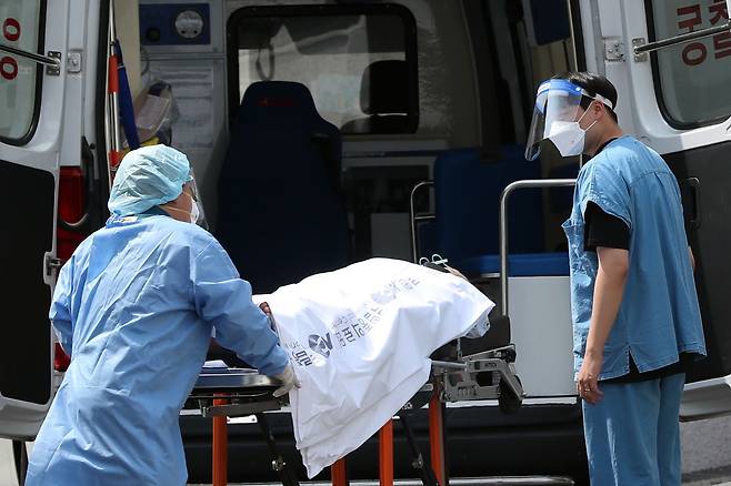 서울 중구 국립중앙의료원에서 환자가 이송되고 있다. /뉴스1