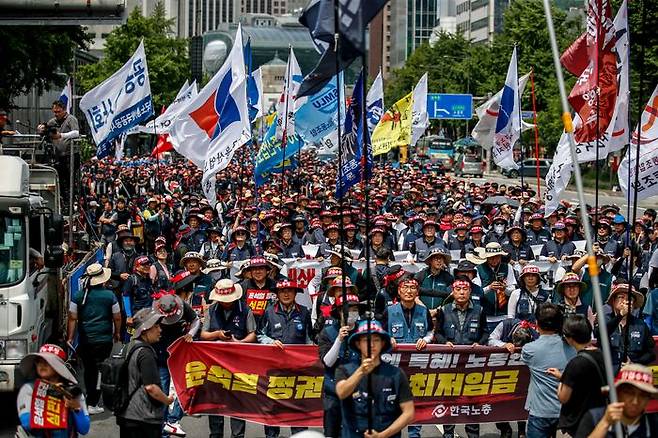 서울 세종대로에서 열린 윤석열 정부 심판 및 최저임금 인상을 위한 한국노총 노조간부 결의대회를 마친 한국노총 조합원들이 용산 대통령실 방향으로 행진하고 있다.ⓒ뉴시스