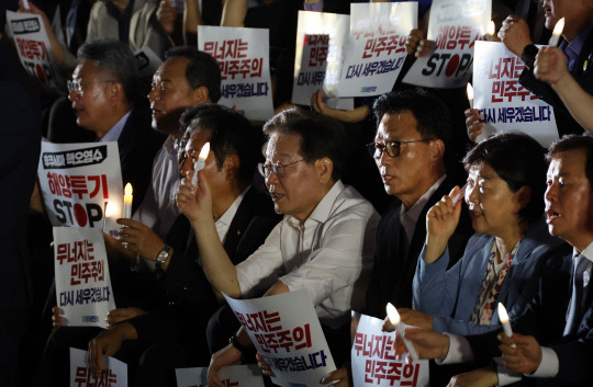 이재명 더불어민주당 대표가 4일 국회 앞 계단에서 열린 민주주의 회복 촛불문화제에 참가하고 있다. 연합뉴스.