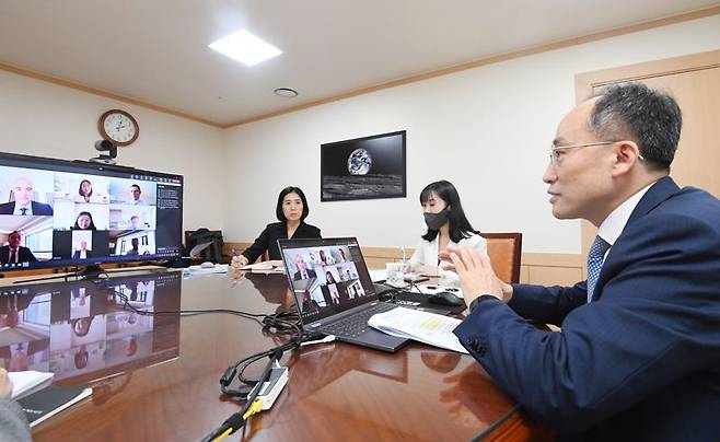 추경호 부총리 겸 기획재정부 장관이 5일 서울 종로구 정부서울청사에서 IMF 연례협의 대표단과 화상으로 면담을 하고 있다. 기획재정부 제공