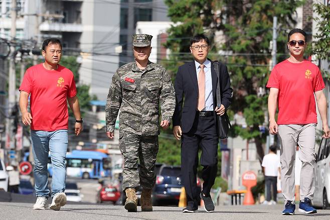 항명과 이종섭 국방부 장관에 대한 ‘상관 명예훼손’ 혐의를 받고 있는 박정훈 전 해병대 수사단장(대령)이 5일 해병대 사관 81기 동기들과 함께 서울 용산구 국방부 검찰단으로 출석하고 있다. 김혜윤 기자