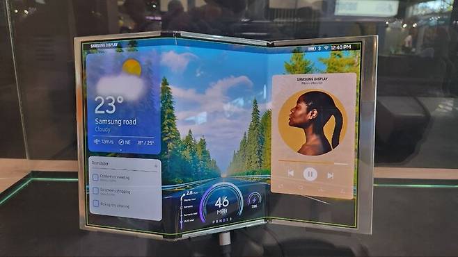 삼성디스플레이가 5일 개막한 뮌헨 모빌리티쇼에서 화면이 접히면서 양옆으로 확장되는 폴더·슬라이더블 제품을 선보였다. 옥기원 기자