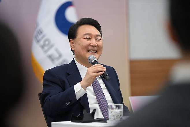 윤석열 대통령이 지난 1일 서울 서초구 국립외교원에서 열린 차세대 외교관과의 대화에서 질의응답을 하고 있다. 연합뉴스