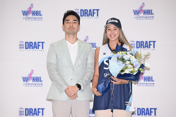 4일 충북 청주체육관에서 열린 ‘2023~24 WKBL 신입선수 선발회’. 구나단 신한은행 감독과 케이티 티머맨의 모습. 사진=WKBL 제공