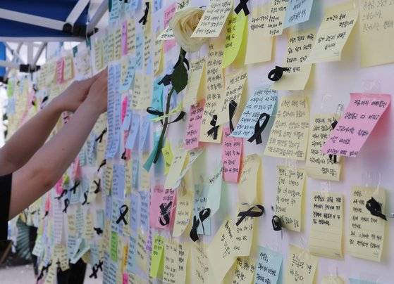 4일 서울 양천구의 한 초등학교에 마련된 교사 A씨의 추모공간을 찾은 추모객들이 고인을 추모하고 있다. 뉴스1