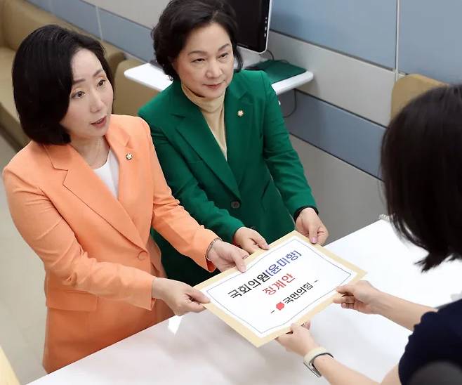 Jun Joo-hye (left), spokesperson for the People Power Party (PPP) on the floor, and Jo Myung-hee, deputy floor leader, submit a proposal for disciplinary measures against independent lawmaker Youn Mee-hyang at the Bills Division of the National Assembly on the morning of September 4. Yonhap News