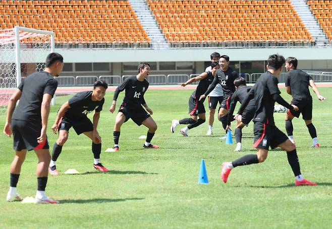 밝은 표정 항저우 아시안게임 남자 축구대표팀 선수들이 5일 창원종합운동장에서 활기찬 분위기 속에 훈련하고 있다. 창원 | 연합뉴스