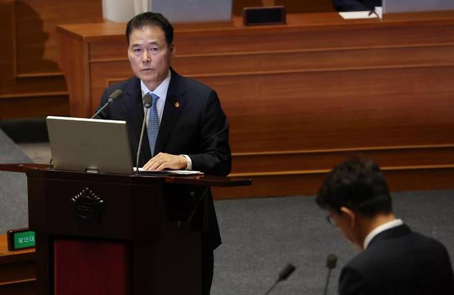 김영호 통일부 장관이 5일 국회에서 열린 본회의 대정부질문에서 의원 질의에 답변하고 있다. 연합뉴스